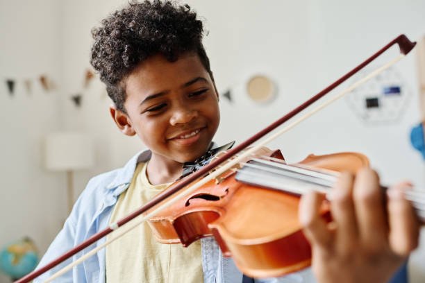 Niño tocando el violin