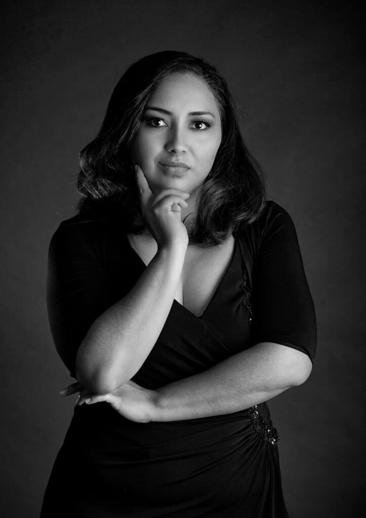 Mujer en vestido negro, fondo negro