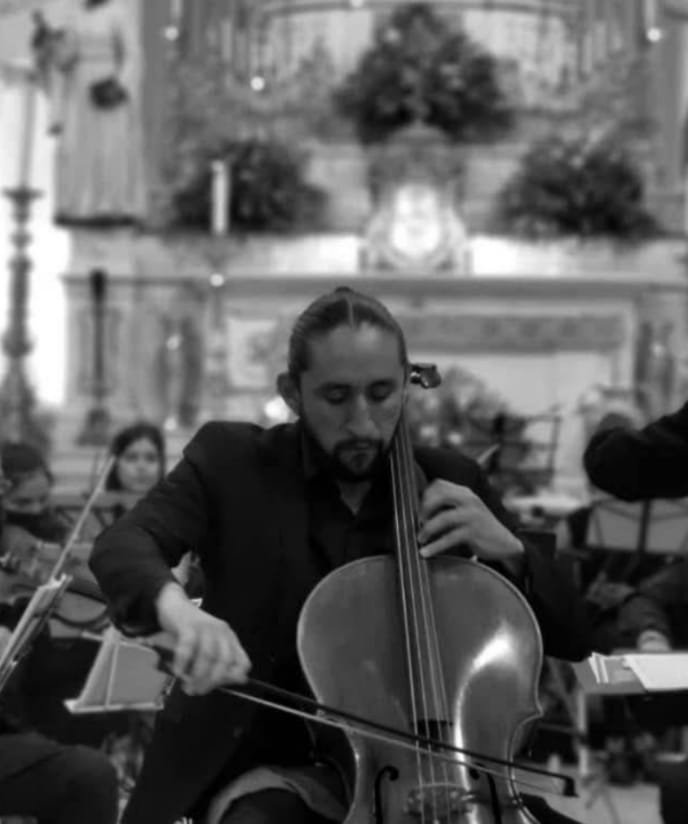 Hombre tocando el violoncello en tonos grises