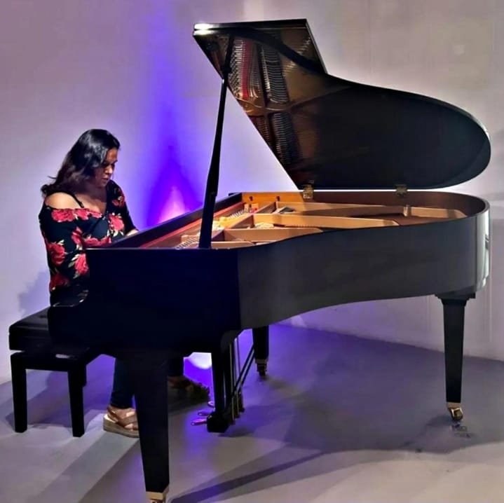 Mujer tocando el piano con la caja abierta