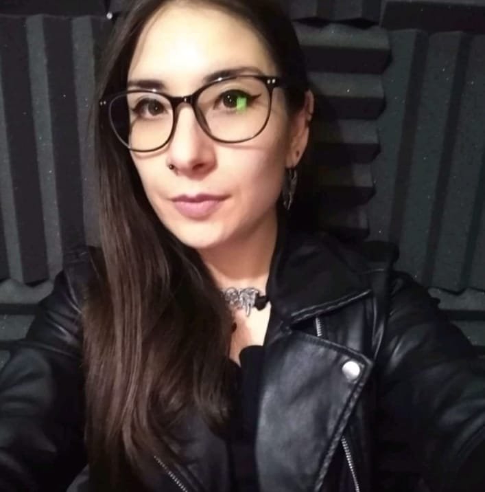 mujer con chamarra negra en primer plano sobre fondo negro